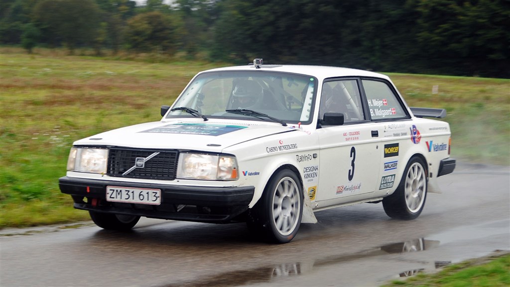Heino Mejer og Bo Mølgaard i det våde element, da de vandt DM i mini rally i den historiske klasse.
(Foto: Rallypics.dk - Viggo Johansen)